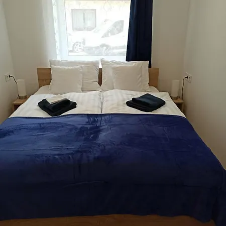 B30 Apartmanok, *