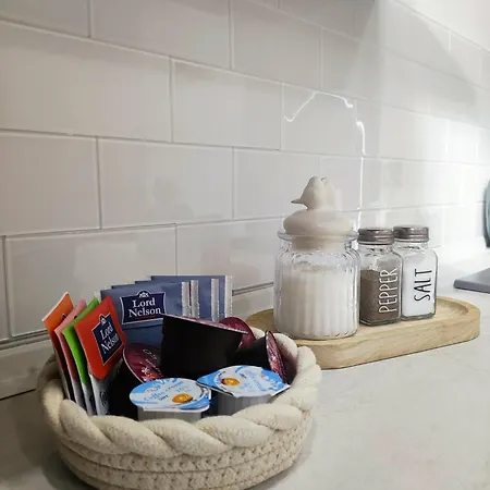B30 Apartmanok, *
